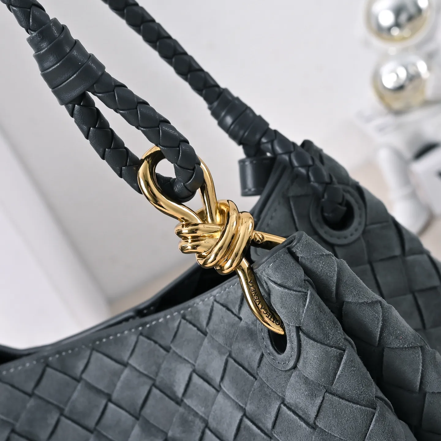 Batch 2060 BOTTEGA VENETA2025 new autumn medium suede parachuta has a unique appearance with the iconic metal knot, and a whole piece of leather folds the four corners into a parachute shape! The exquisite Knot metal buckle is like putting jewelry on a bag. It is high-end and elegant. Its super capacity can hold all your things! The overall effect of this bag is very different from before. It is neither too delicate to provide a large capacity nor too bulky because of its practicality. It simply provides a perfectly suitable bag for casual and simple people👜 Style number: 5921 Size: 29.5*18.5*17.5cm